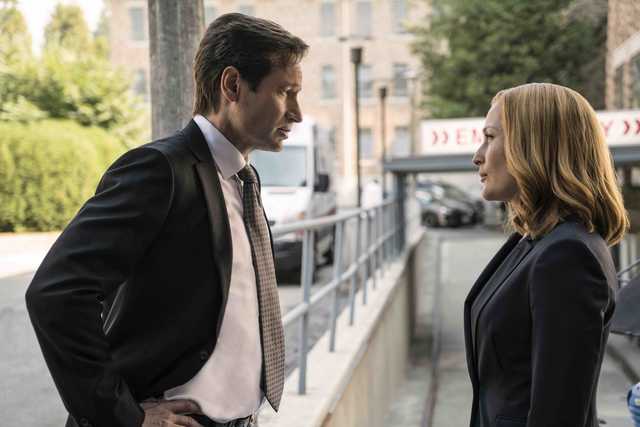 David Duchovny and Gillian Anderson in the "Founder's Mutation season premiere, part two, episode of THE X-FILES airing Monday, Jan. 25 (8:00-9:00 PM ET/PT) on FOX. ©2016 Fox Broadcasting Co. Cr: Ed Araquel/FOX